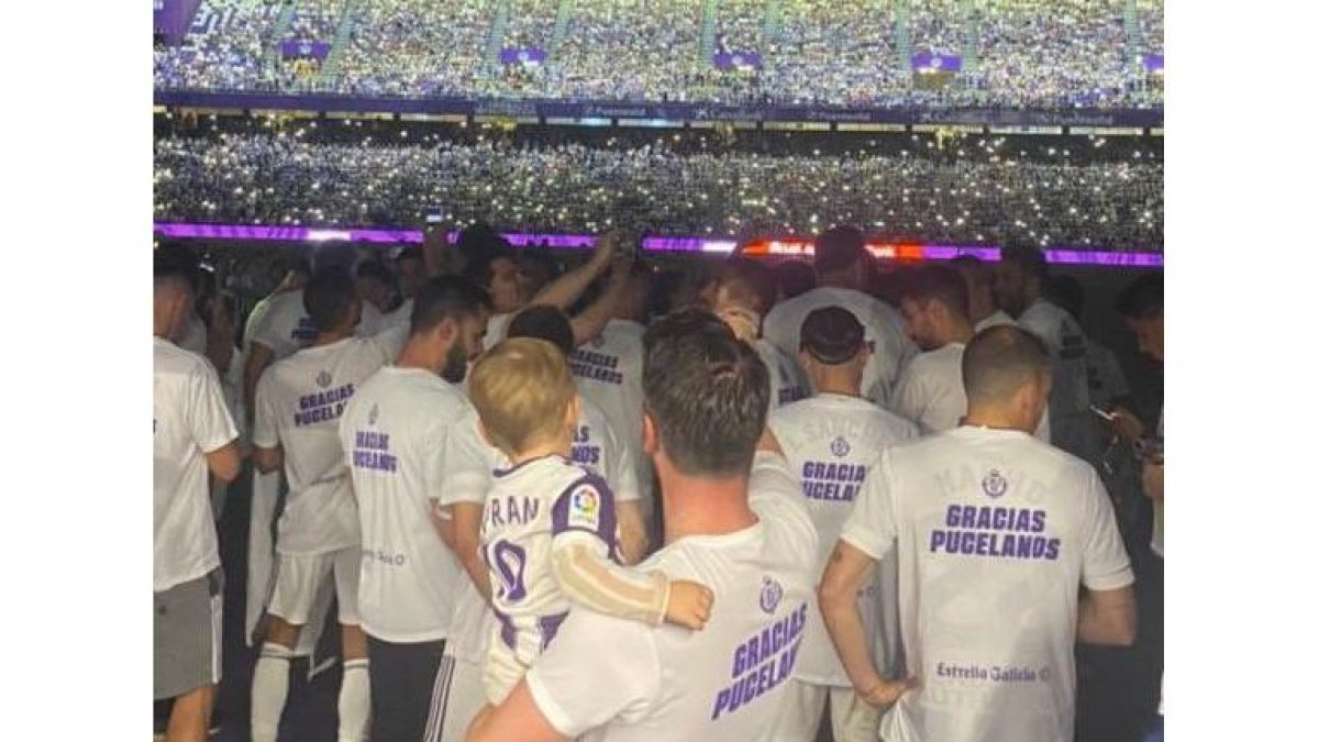 Fran Sánchez de espaldas con su hijo en el ascenso en Zorrilla en 2022. / E. M.