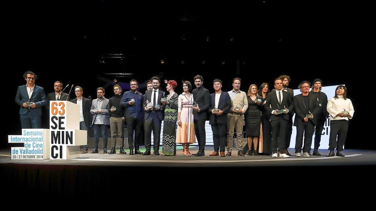 Foto de familia de todos los premiados en la Gala de Clausura de la 63ª Semana Internacional de Cine de Valladolid.-J.M. LOSTAU