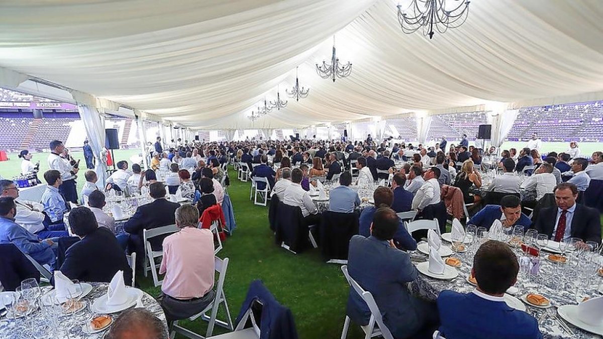 La carpa situada en el césped acogió a  450 personas.-J.M. LOSTAU