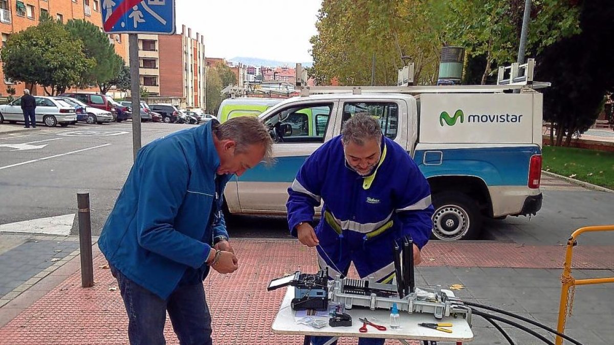 Técnicos de Telefónica, en los trabajos de instalación de fibra óptica en los hogares.-E.M.