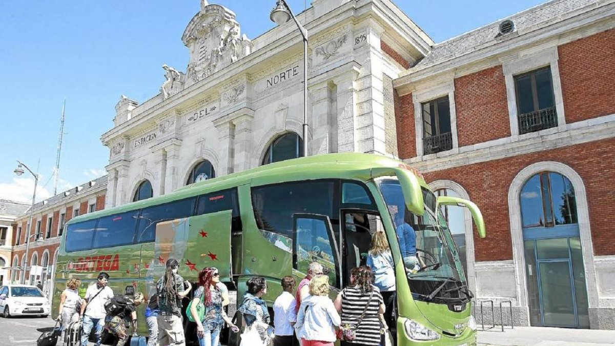 Parada de taxi en la estación del Campo Grande.-El Mundo