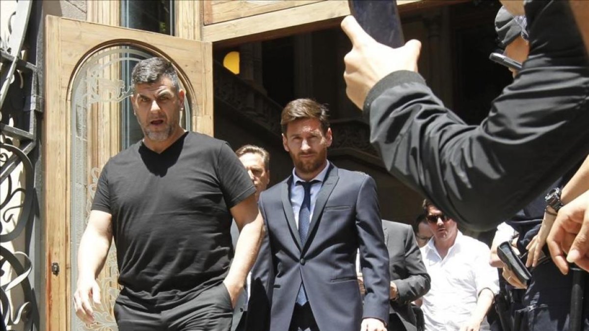 Messi, junto a su padre, a la salida de la Audiencia Provincial de Barcelona-ALBERT BERTRAN