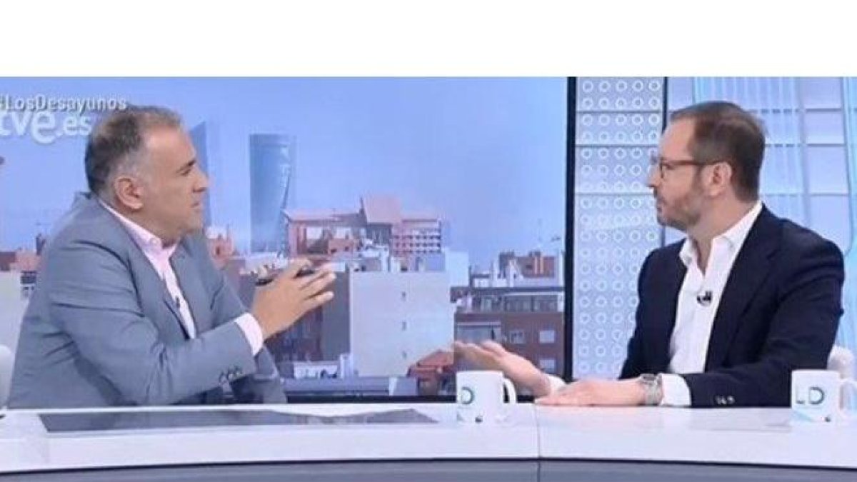 El vicesecretario de Organización del Partido Popular, Javier Maroto, y el presentador de Los desayunos de TVE, Xabier Fortes.-TWITTER
