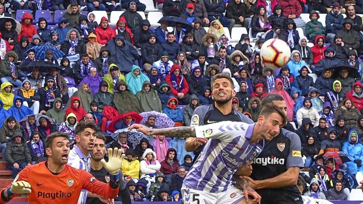Calero remata un córner con la presencia de Sergi Gómez y Gonalons.-MIGUEL ÁNGEL SANTOS