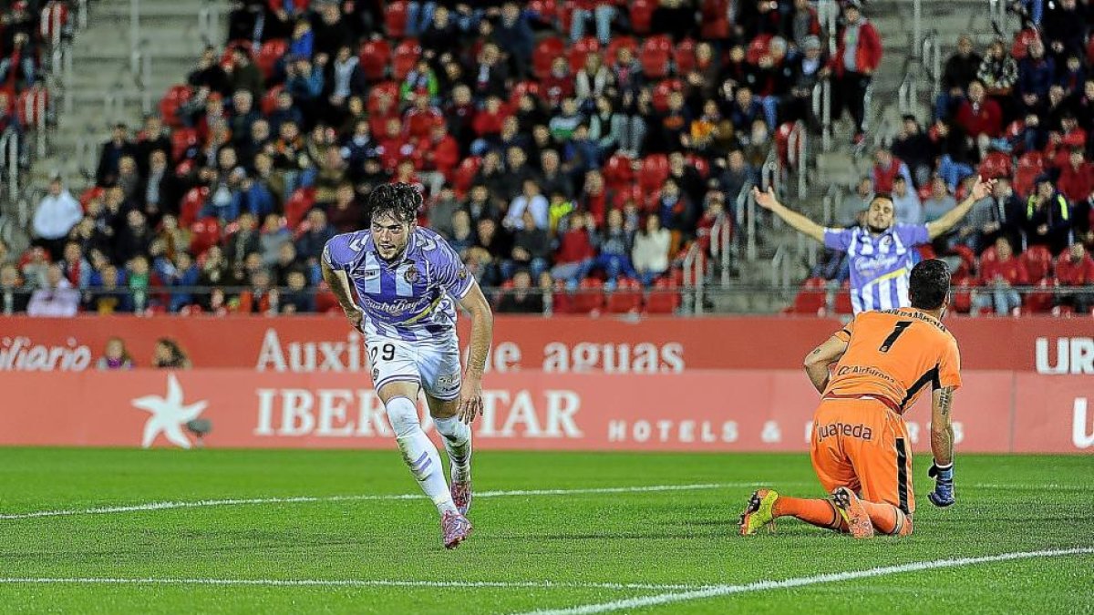 Jose corre a celebrar su gol que supuso el 0-1 frente al Mallorca en el Iberostar Estadi, con Santamaría en el suelo y Jordán, autor del pase, al fondo.-ARABA PRESS