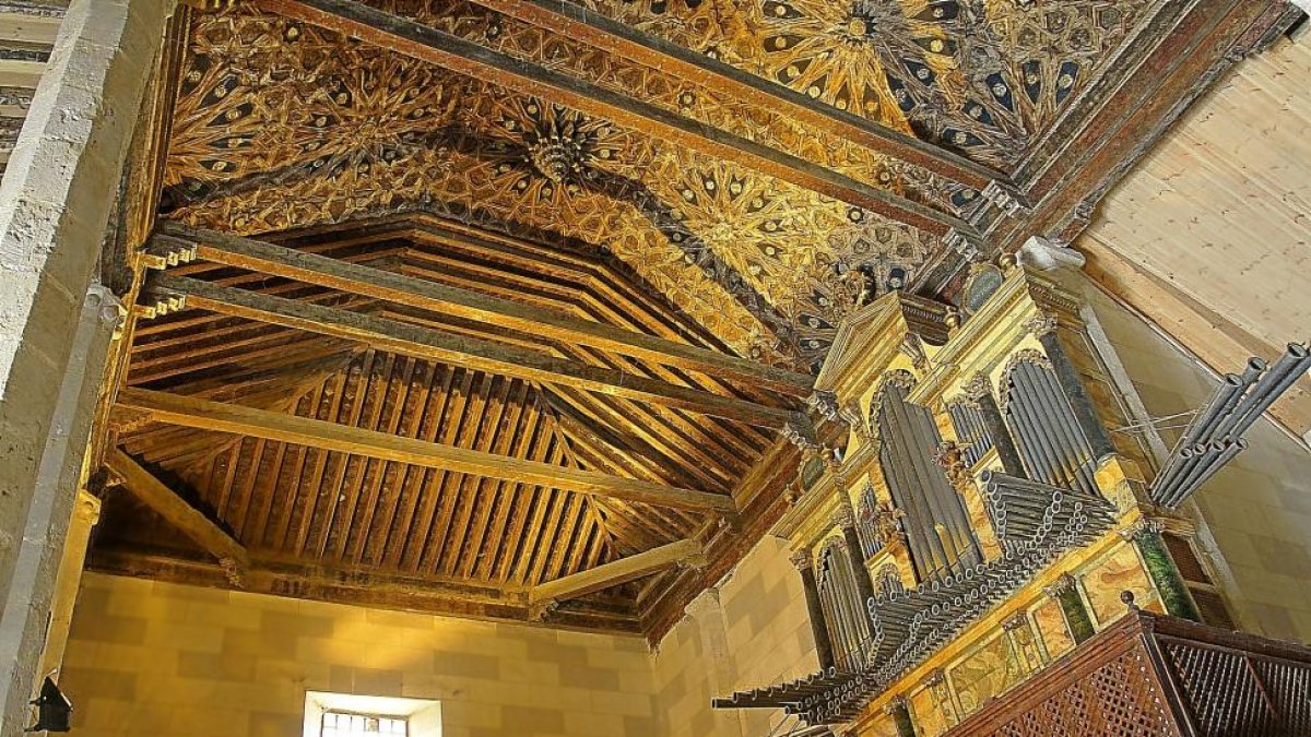 Artesonado mudéjar de la iglesia de Santa María de Fuentes de Nava (Palencia) tras la obras de restauración.-BRÁGIMO