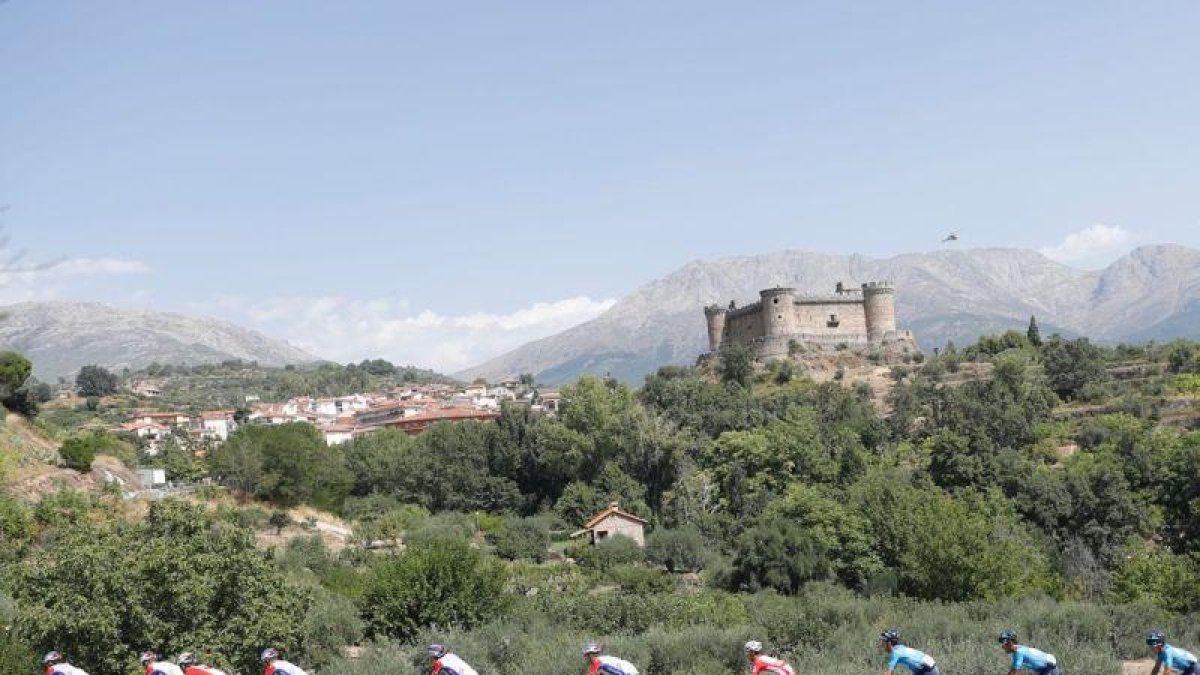 Los ciclistas de la Vuelta al inicio de la novena etapa.-LA VUELTA / PHOTOGOMEZ SPORT