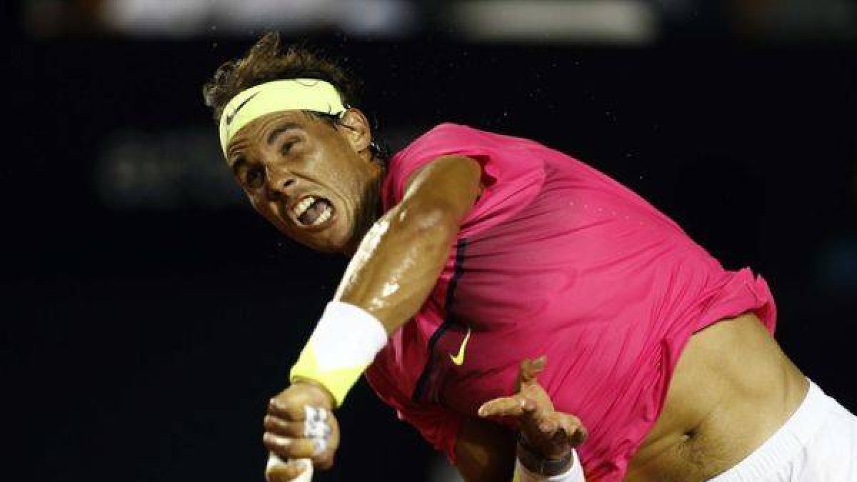 Rafa Nadal devuelve una pelota, durante el encuentro disputado en Río contra Pablo Carreno.-Foto: EFE