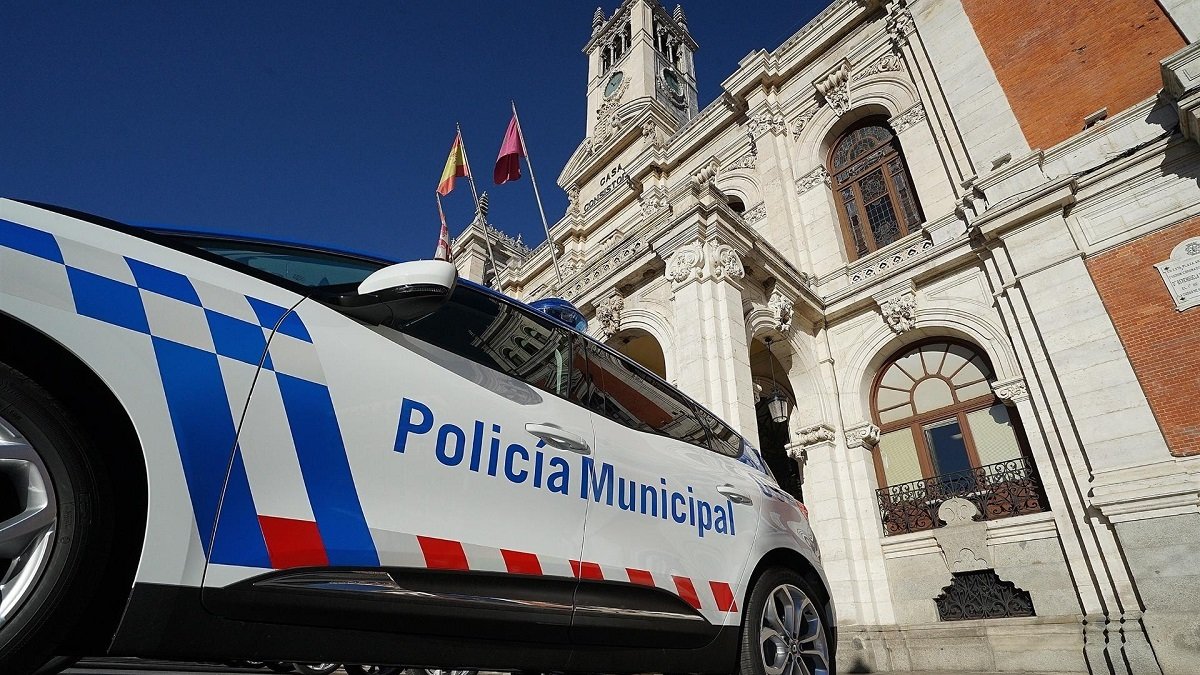 Imagen de archivo de un vehículo policial ante el Ayuntamiento de Valladolid. - AYUNTAMIENTO DE VALLADOLID