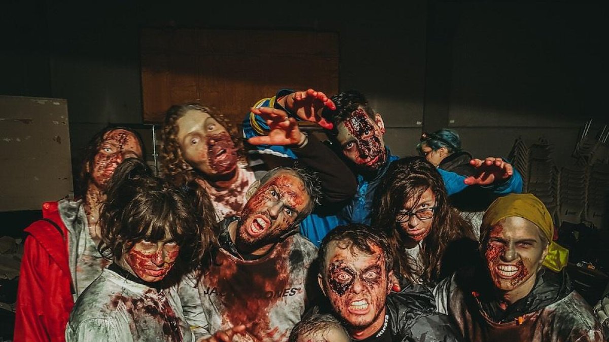 Una horda de zombies durante la celebración de una edición pasada de Survival Zombie.-EL MUNDO