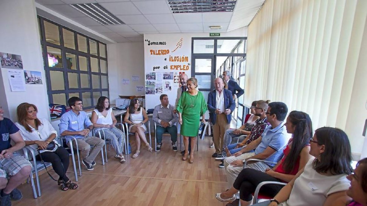 Rosa Valdeón junto con Joan Cruz y José María Pérez en la presentación de la Lanzadera de Empleo de Ávila.-ICAL