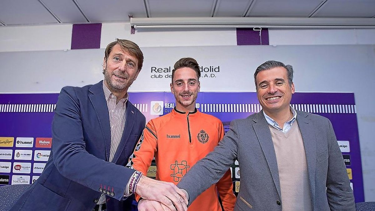Carlos Suárez, Fernando Calero y Miguel Ángel Gómez, tras la renovación del jugador en noviembre del año pasado.-J.C. CASTILLO