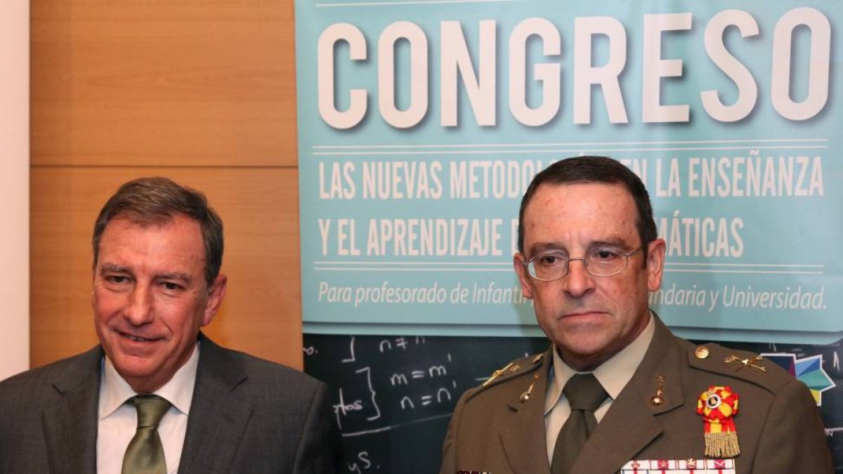 El consejero de Educación, Juan José Mateos (I), junto con el director de la Academia de Artillería, el general Alfredo Sanz y Calabria (D), inauguran el congreso 'Las nuevas metodologías en la enseñanza y el aprendizaje de las matemáticas'-Ical