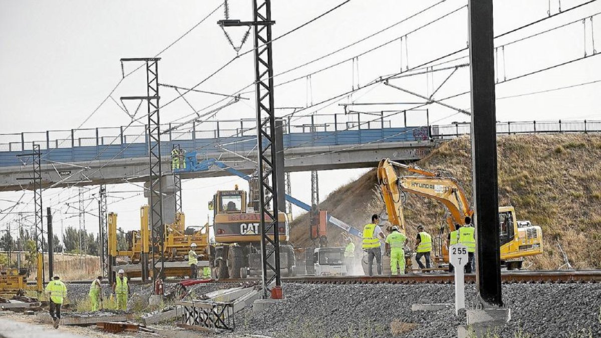 Obras en las vías del tren a la altura de Santovenia.-JOSÉ C. CASTILLO