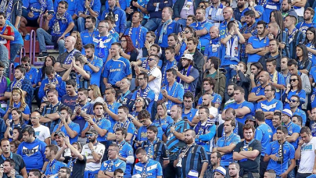 Aficionados del Real Oviedo en Zorrilla hace dos temporadas.-J.M.LOSTAU