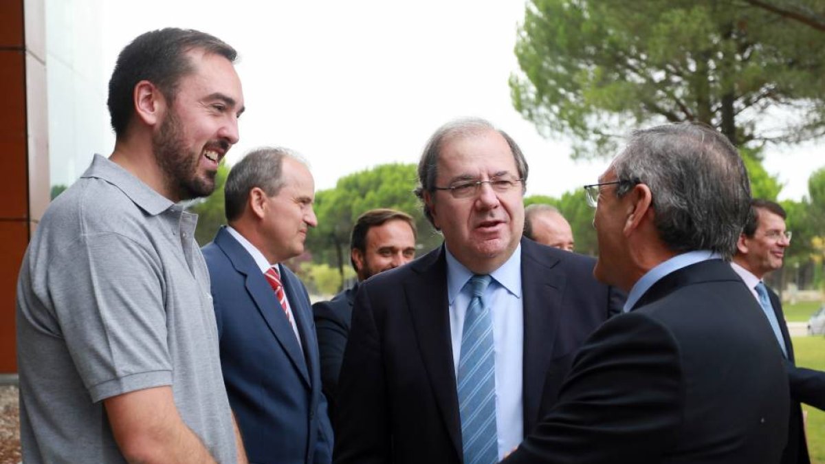 El presidente de la Junta de Castilla y León, Juan Vicente Herrera, visita la compañía Aciturri. Junto a él, el presidente del grupo Aciturri, Ginés Clemente-Ical