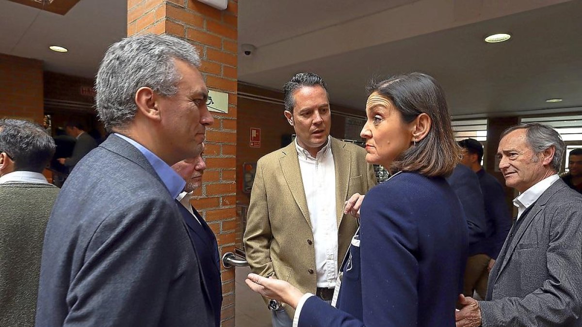 Maroto habla con el candidato al Congreso, Javier Izquierdo.-ICAL