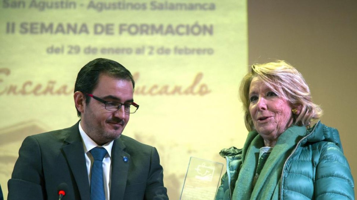 El colegio San Agustín celebra su II Semana de Formación 'Enseñar Educando'. En las jornadas sobre Ciencia Política cuenta con la presencia de Esperanza Aguirre. En la imagen junto al director del colegio Fernando Martín-ICAL