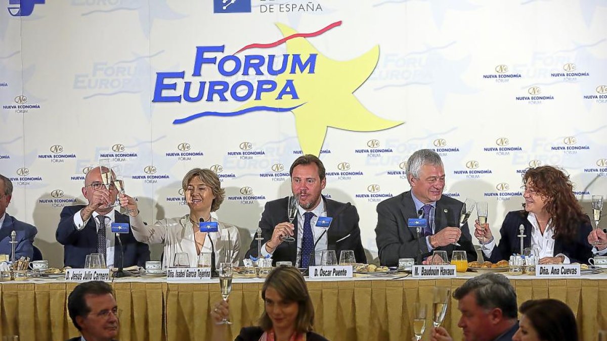 Jesús Julio Carnero, Isabel García Tejerina, Óscar Puente, Baudouin Havaux y Ana Cuevas durante la presentación del Concurso Mundial de Bruselas en Madrid.-RAQUEL P. VIECO