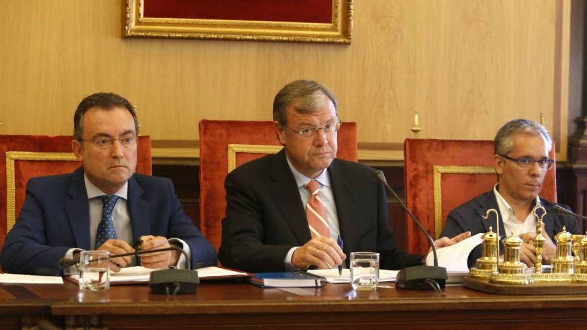 El alcalde de León, Antonio Silván, preside la sesión extraordinaria del pleno en el Ayuntamiento para fijar la organización municipal. Junto a él, el portavoz del PP, Fernando Salguero (I) y el viceportavoz, José María López Benito (D)-ICAL
