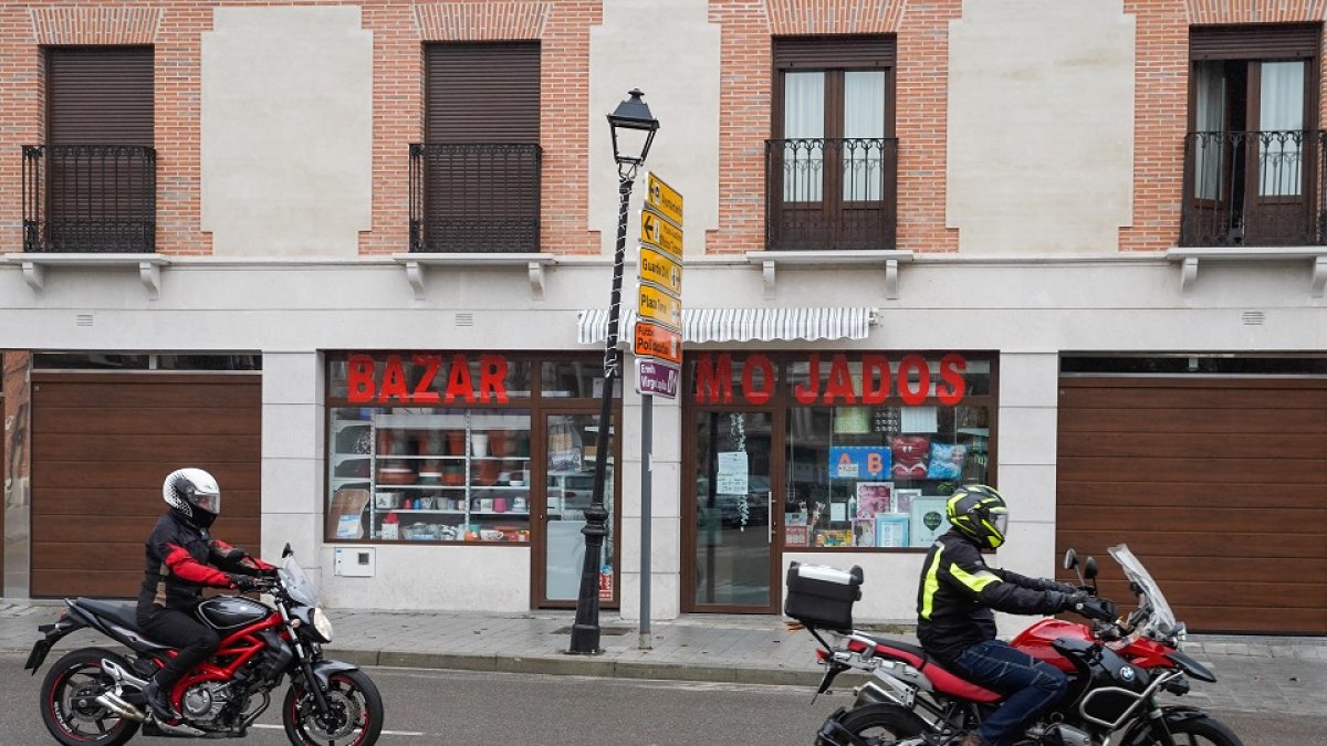 DE LA PERSIANA BAJADA AL ÚLTIMO CAFÉ DONDE CARLOS. No fue un día diferente en Matapozuelos, Mojados, Villagarcía de Campos o Ataquines a los que se llevan viviendo últimamente. Calles desiertas, negocios cerrados porque no son esenciales y los bares apurando el último café antes de las seis de la tarde como en La Gramola en Matapozuelos. La nueva normalidad de prohibiciones comienza a convertirse en una rutina. - REPORTAJE GRÁFICO J. M. LOSTAU