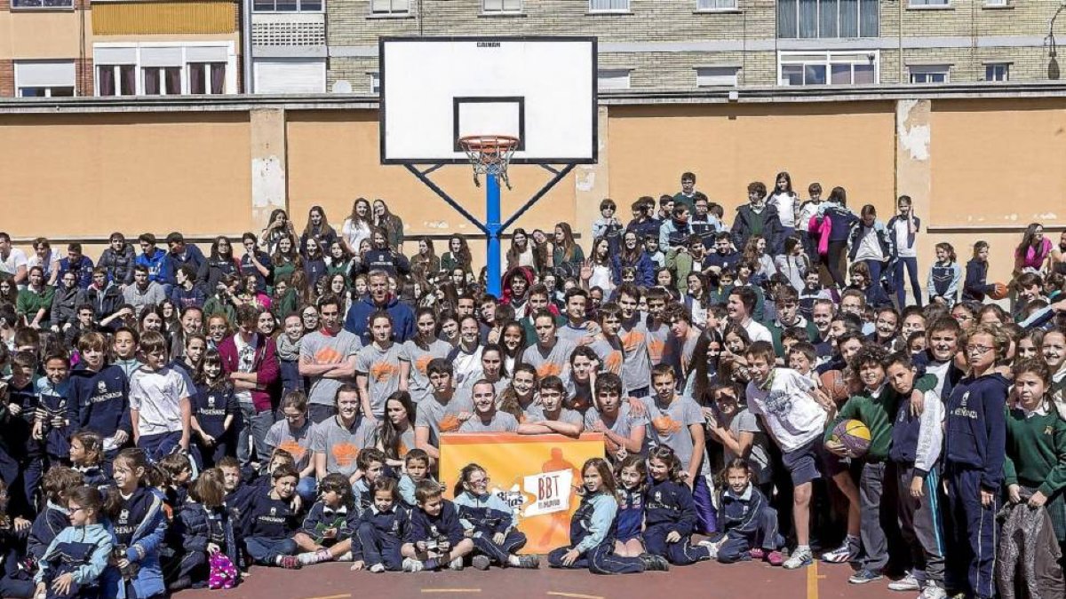 Joe Arlauckas (en el centro) posa junto a alumnos del Colegio La Enseñanza y finalistas de la Copa Colegial-2015-Pablo Requejo