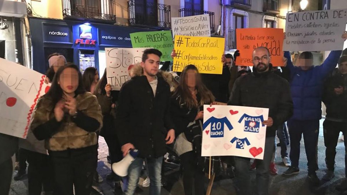 Concentración de apoyo a los futbolistas acusados de agresión sexual.-L.V.