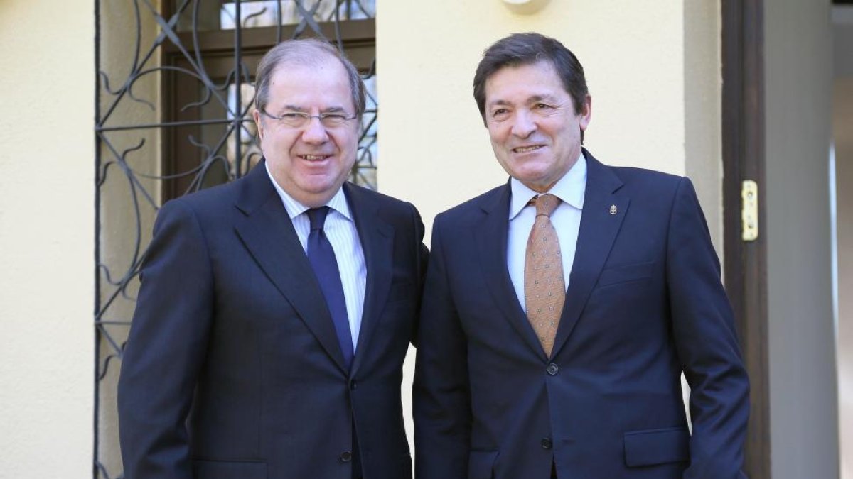 El presidente de la Junta de Castilla y León, Juan Vicente Herrera, se reúne con el presidente del Principado de Asturias, Javier Fernández-ICAL