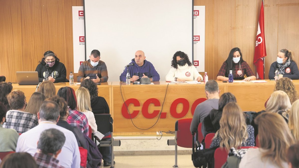 Asamblea de trabajadores de supermercados, ayer, en Valladolid. PHOTOGENIC