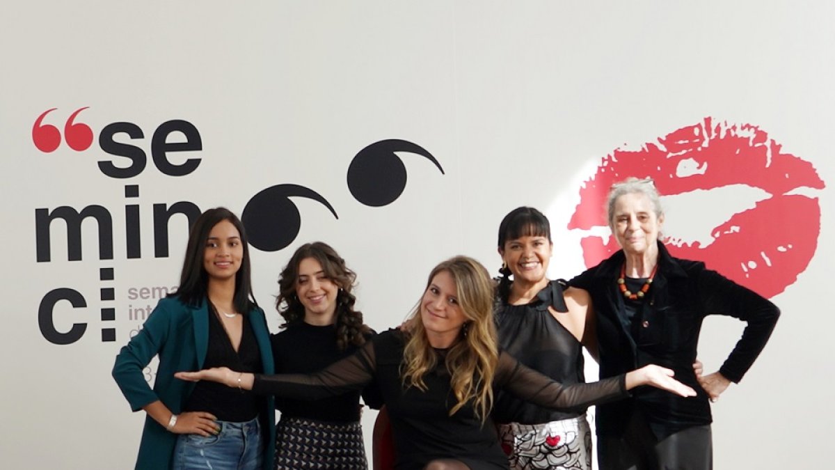 La directora Clara Roquet junto con las actrices. | ICAL
