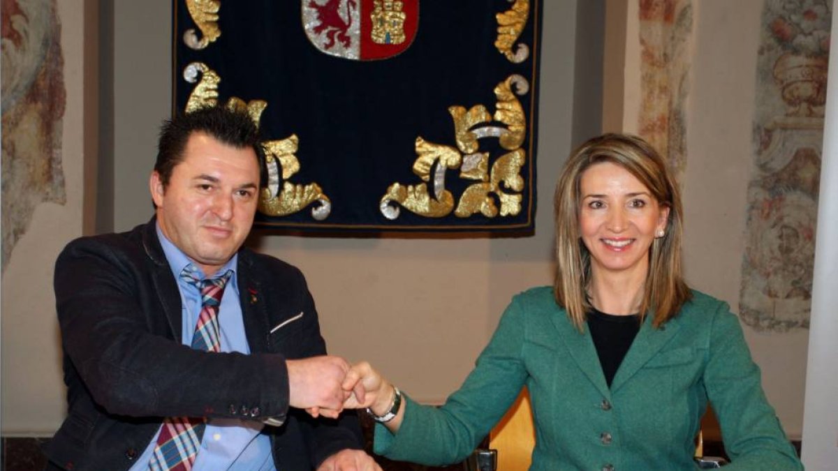 La consejera de Cultura y Turismo, Alicia García, firma un convenio con el presidente de PREDIF, Francisco Sardón, orientado hacia el turismo accesible en Castilla y León-Ical