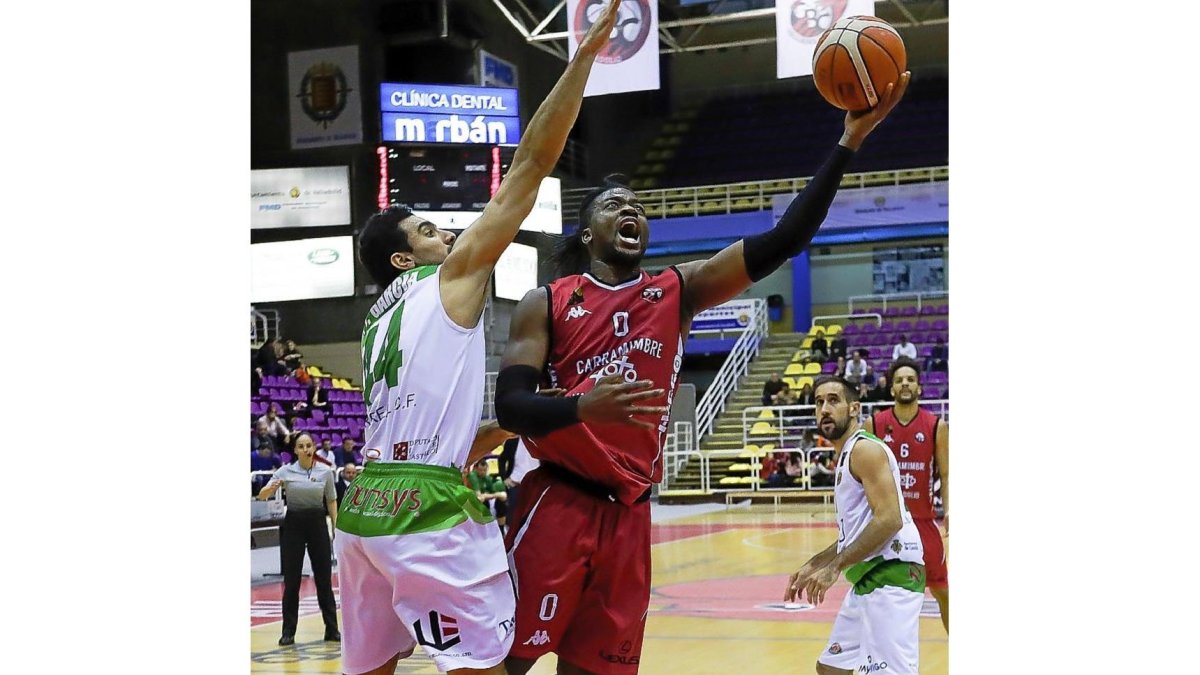 Jubril Adekoya lanza a canasta en el partido contra el Castellón.-J.M. LOSTAU