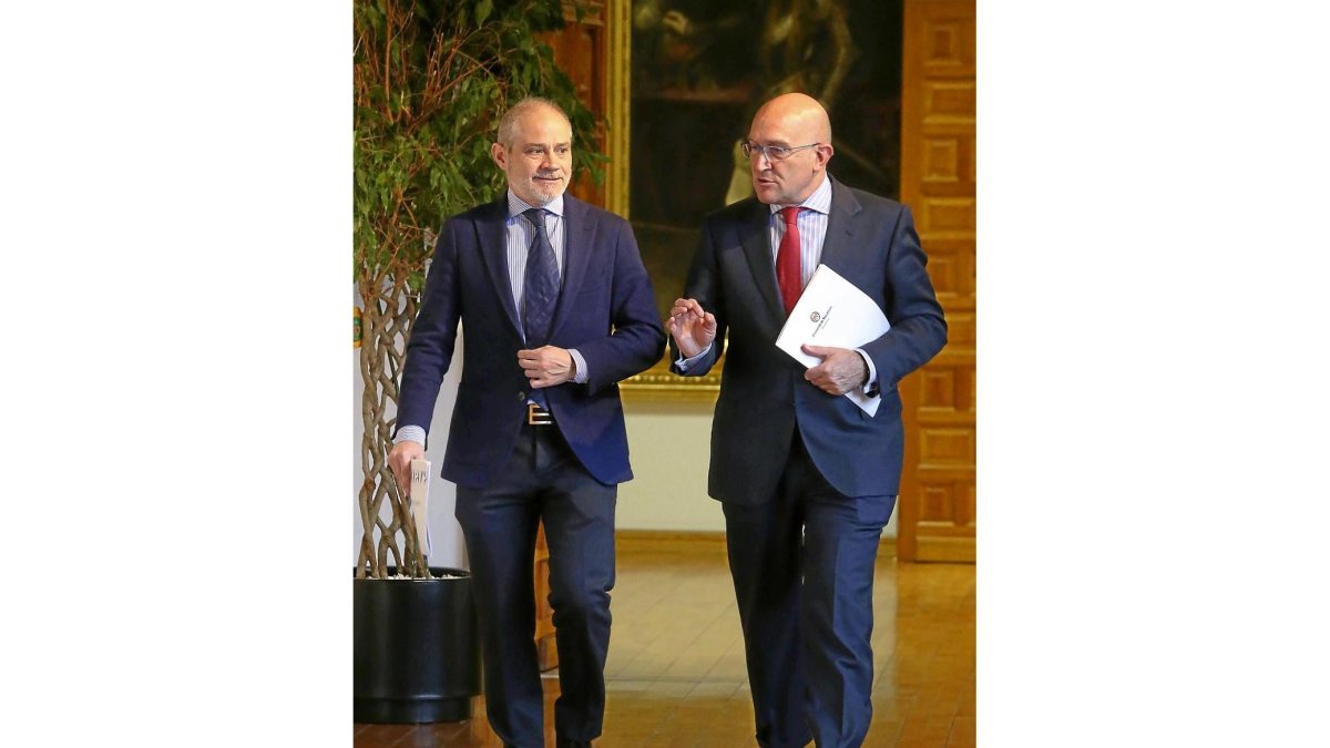 Víctor Caramanzana, de la Cámara de Comercio, con Jesús Julio Carnero.-ICAL