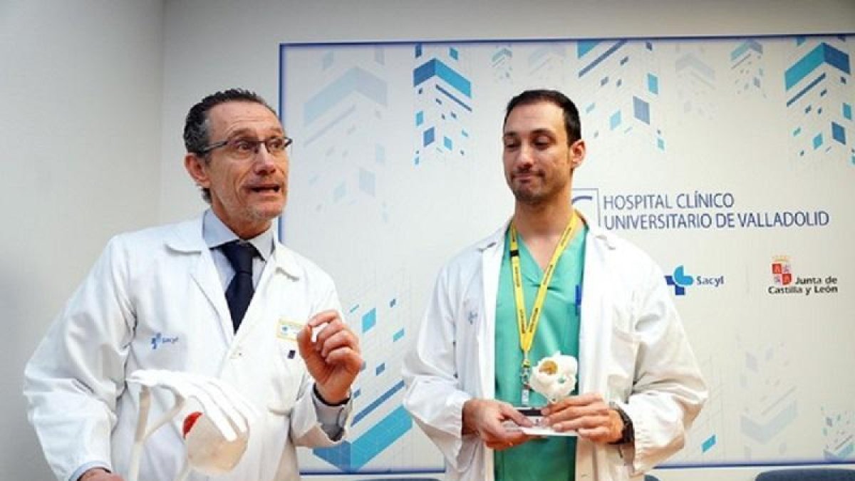 Jefe del Servicio de Cardiología, Alberto San Román (I), junto a Ignacio Amat, coordinador de la Unidad de Cardología Intervencionista informan sobre innovaciones terapéuticas puestas en marcha para mejorar la calidad de vida de los pacientes.-ICAL
