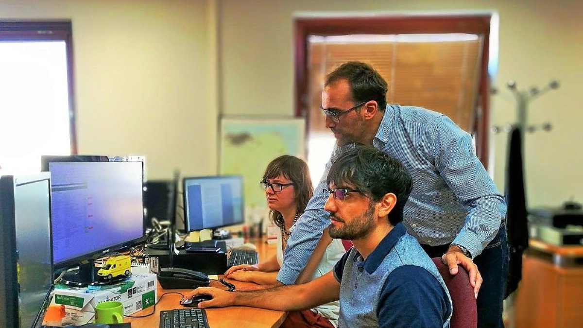 Aurelio V. García, en el centro, con sus compañeros del proyecto que busca crear una plataforma de seguimiento de las dinámicas de ocupación del suelo.-EL MUNDO