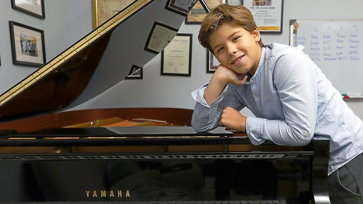 Guillermo Hernández posa en su domicilio junto a su piano.-J.M. LOSTAU