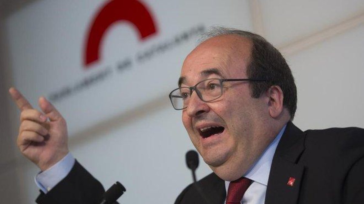 Iceta, en rueda de prensa en el Parlament-ALBERT BERTRAN