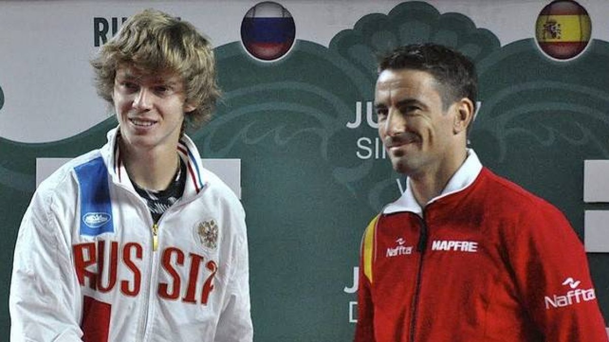 El ruso Andrey Rublev y el catalán Tommy Robredo, los dos tenistas que abrirán la eliminatoria entre Rusia y España por el ascenso al grupo mundial de la Copa Davis.-Foto: RFET