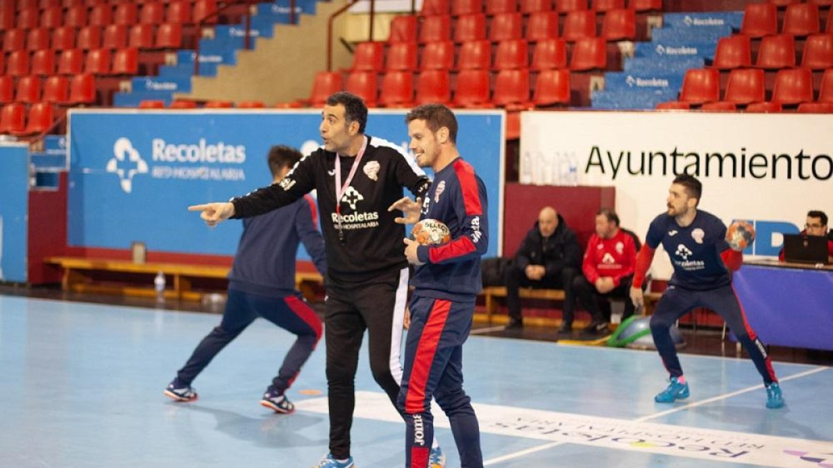 David Pisonero y Miguel Camino, ayer en Huerta del Rey en la vuelta a los entrenamientos.-E. M.