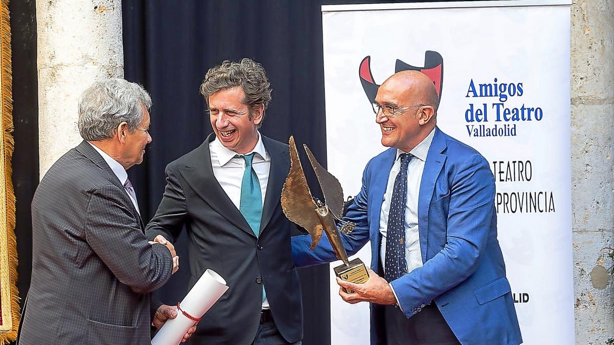 Félix Hernández y Jesús Julio Carnero entregan el galardón a Gabino Diego.-ICAL
