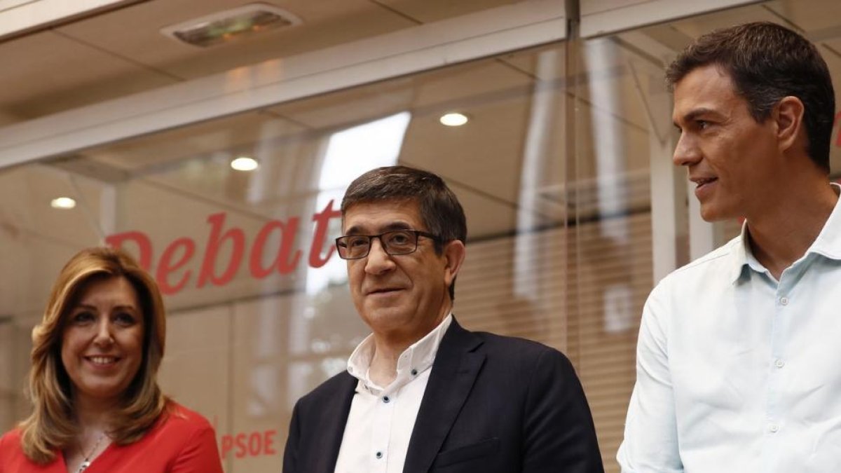 Los candidatos a la Secretaria General del PSOE Susana Diaz, Patxi Lopez y Pedro Sánchez posan en la sede del partido-EFE