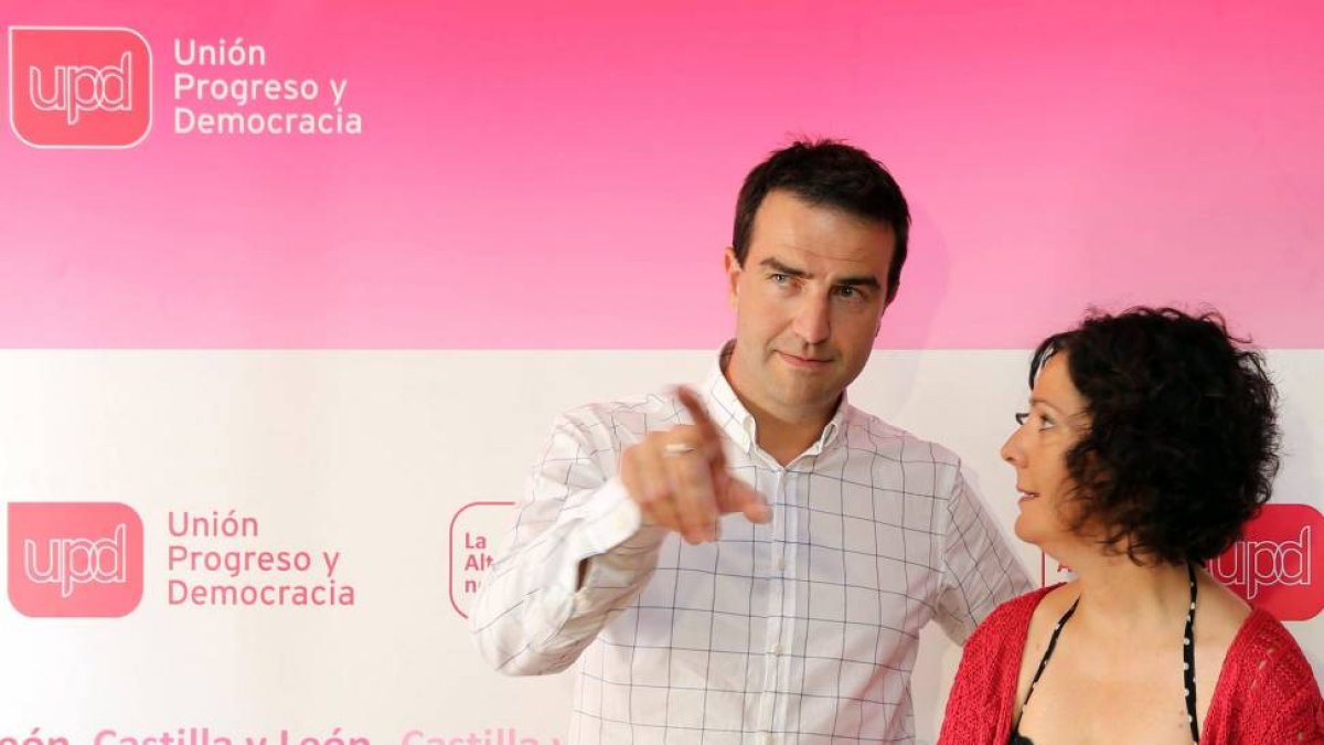 El diputado de UPyD en el País Vasco Gorka Maneiro, y Águeda Arranz, informan sobre los cambios en la formación-Ical