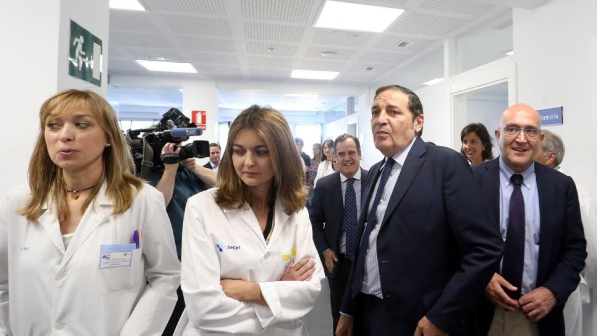 El consejero de Sanidad, Antonio María Sáez, visita las nuevas instalaciones del centro de salud de Esguevillas de Esgueva acompañado del presidente de la Diputación, Jesús Julio Carnero-Miriam Chacón / ICAL