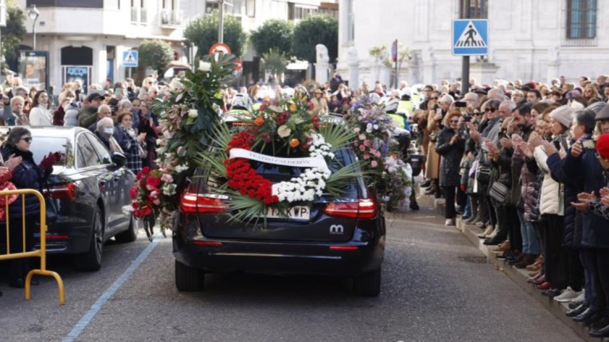 Coche fúnebre en el que fue transportado el féretro de Concha Velasco.- PHOTOGENIC