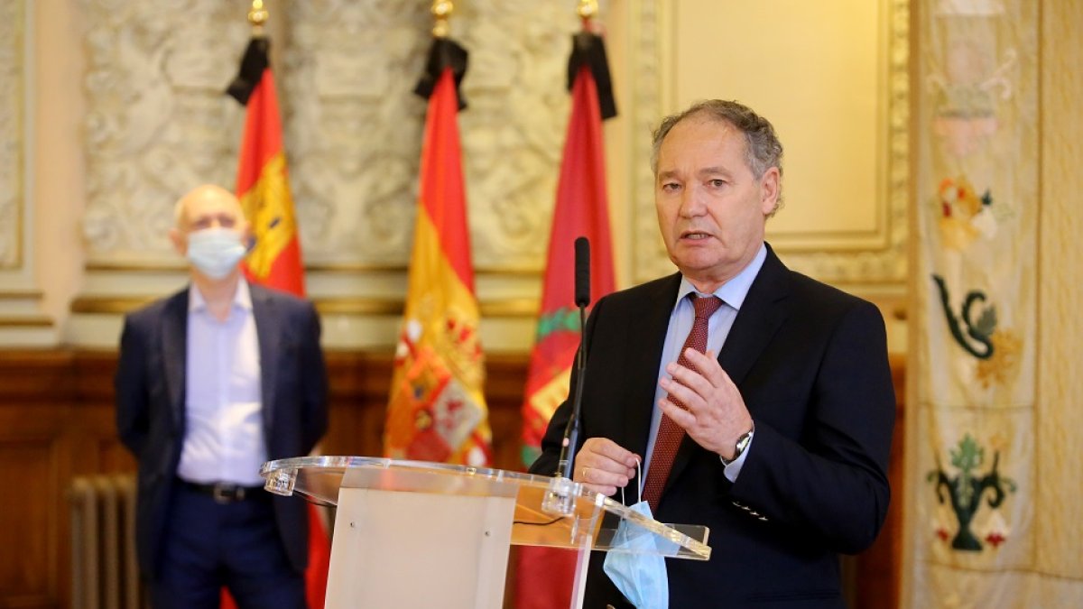 El alcalde de Valladolid, Óscar Puente, comparece junto al concejal de Salud Pública y Seguridad Ciudadana, Antonio Otero (D), a quien sustituirá en su cargo Alberto Palomino (I). - ICAL