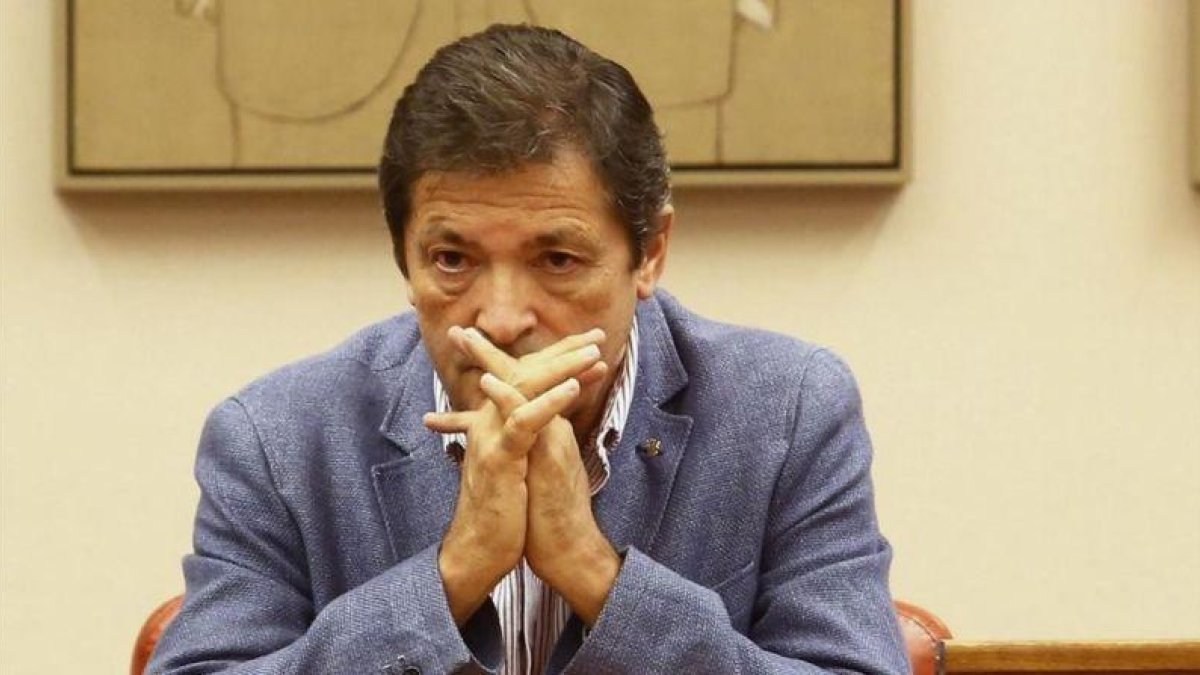 Javier Fernández, presidente de la gestora del PSOE, el pasado martes en el Congreso.-AGUSTÍN CATALÁN