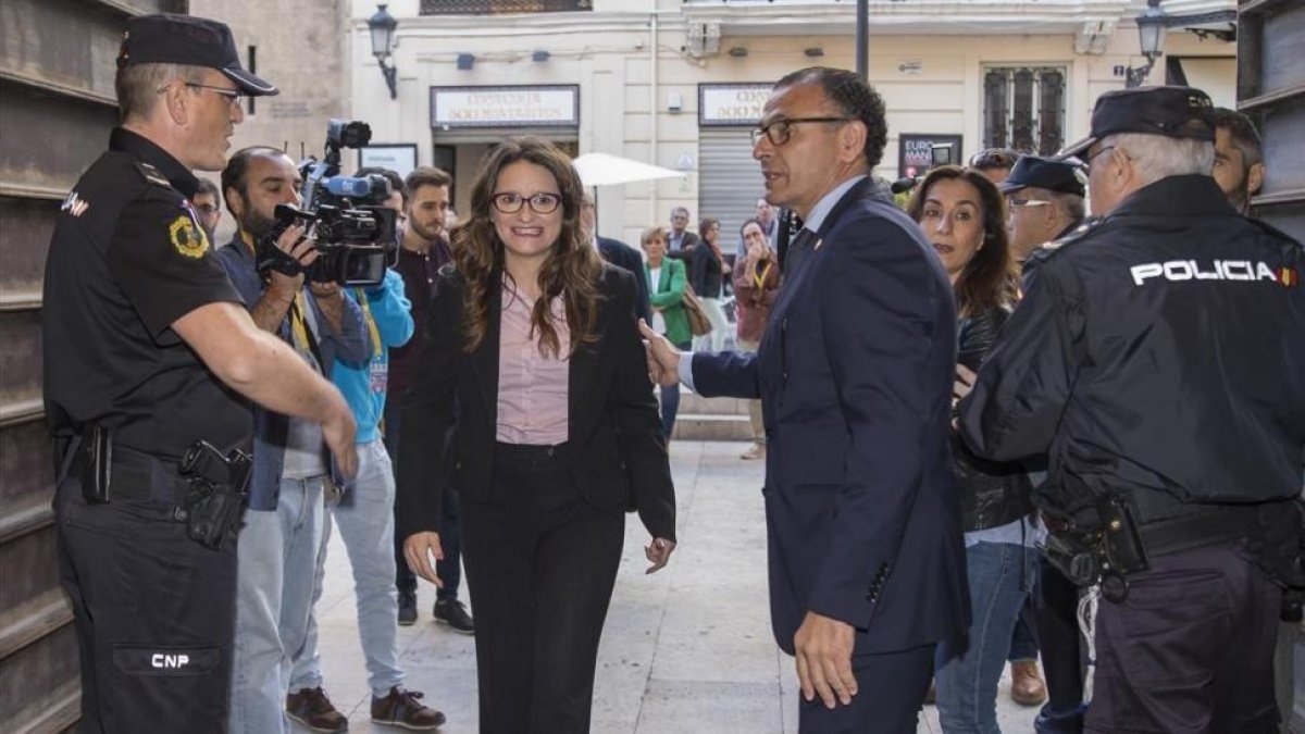 Mónica Oltra, este jueves, a su llegada a las Corts valencianas.-EL PERIÓDICO / MIGUEL LORENZO