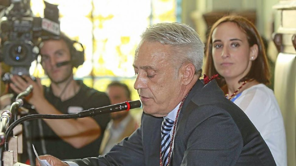 Jesús Presencio lee su intervención durante la constitución del Ayuntamiento con Pilar Vicente detrás.-J.M. Lostau