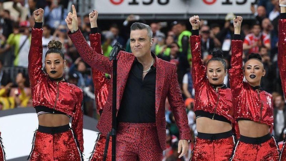 El cantante Robbie Williams, en la ceremonia de apertura del Mundial de Rusia.-AFP / PATRIK STOLLARZ