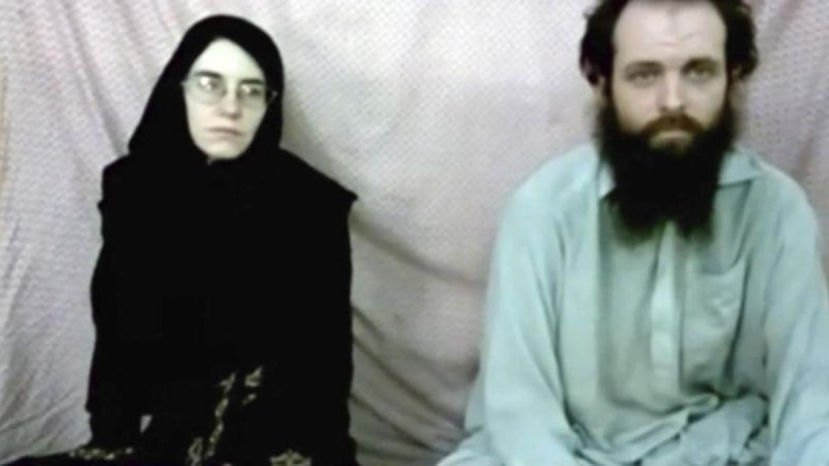 La pareja compuesta por Joshua Boyle y Caitlan Coleman, secuestrada por los talibanes, en vídeo del 2013.-AP / FAMILIA COLEMAN
